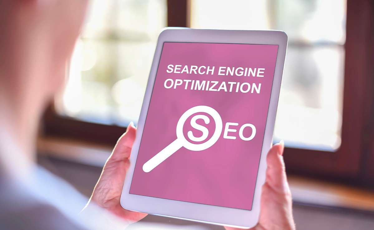 Tablet con la scritta “Search Engine Optimization”