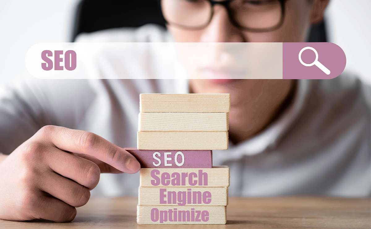 Persona che impila blocchi di legno con la scritta SEO