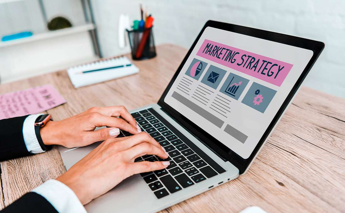Persona che lavora al computer con una schermata dedicata alla strategia di digital marketing.