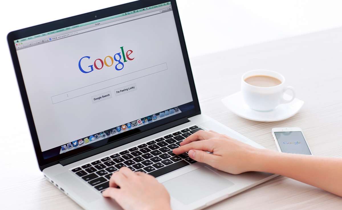 Persona che utilizza Google su un computer portatile 