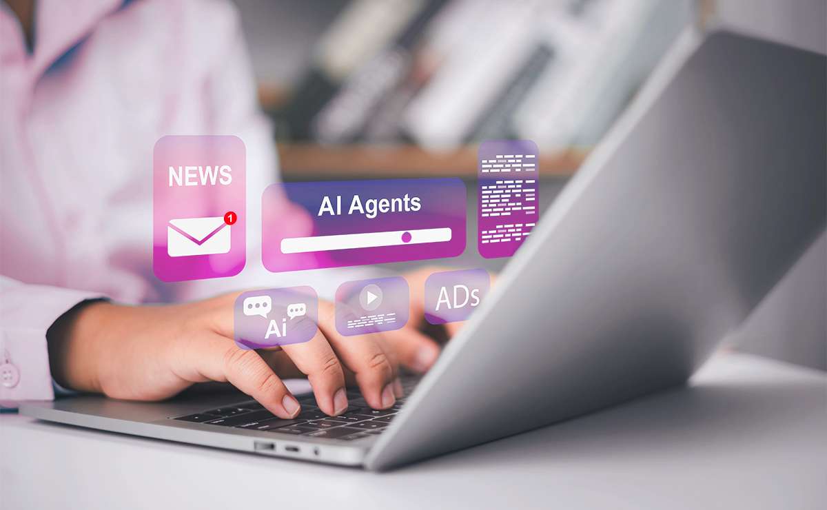 Persona che lavora al computer con interfacce AI sovrapposte