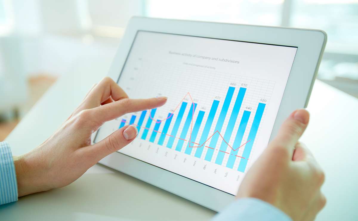 Mani che analizzano grafici di performance su tablet