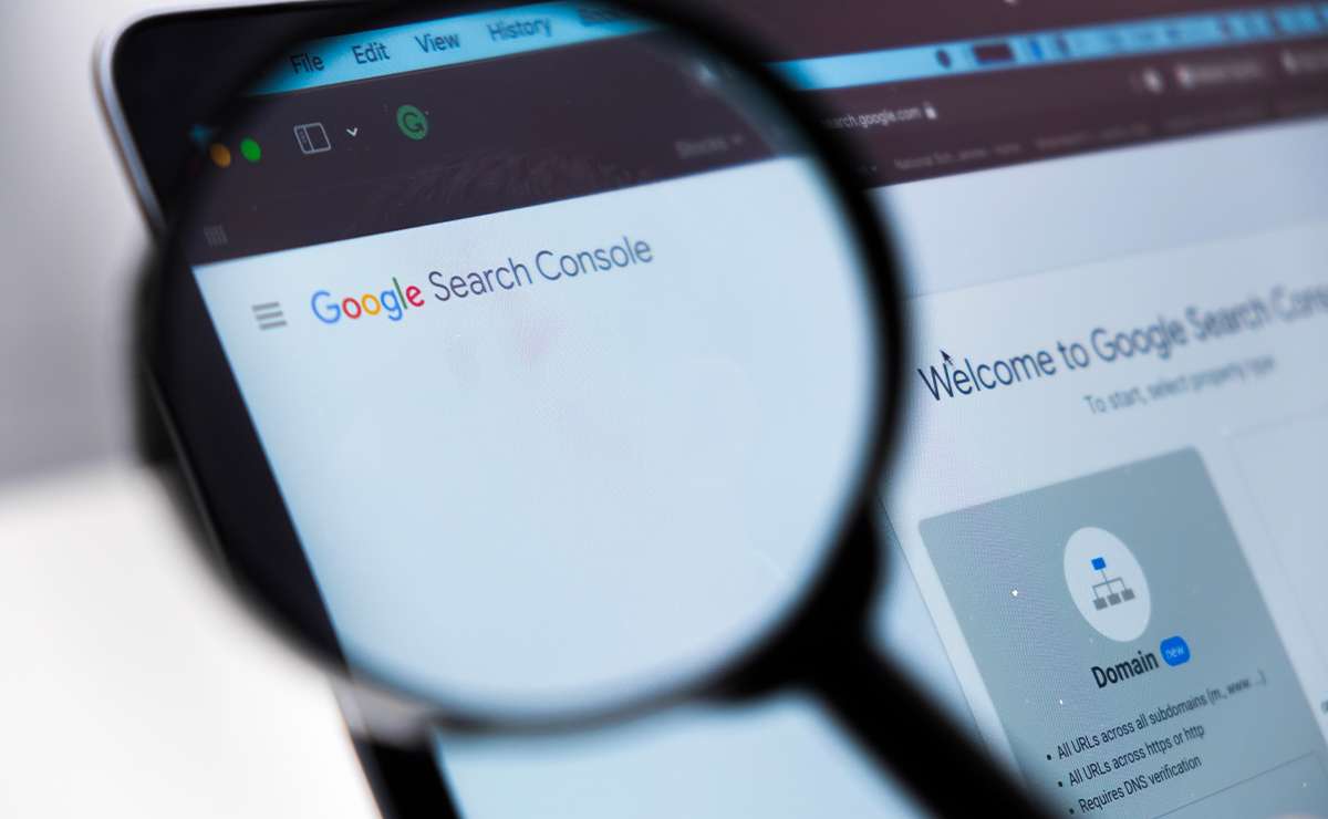 Schermata di Google Search Console visualizzata su un monitor