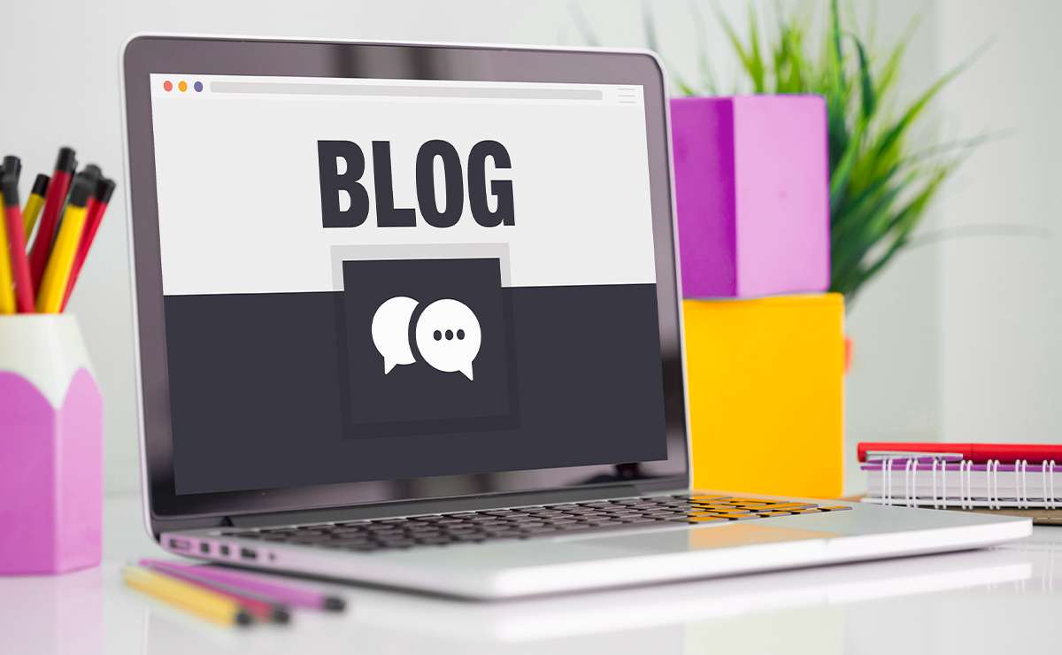 Schermo di laptop con la scritta “BLOG”