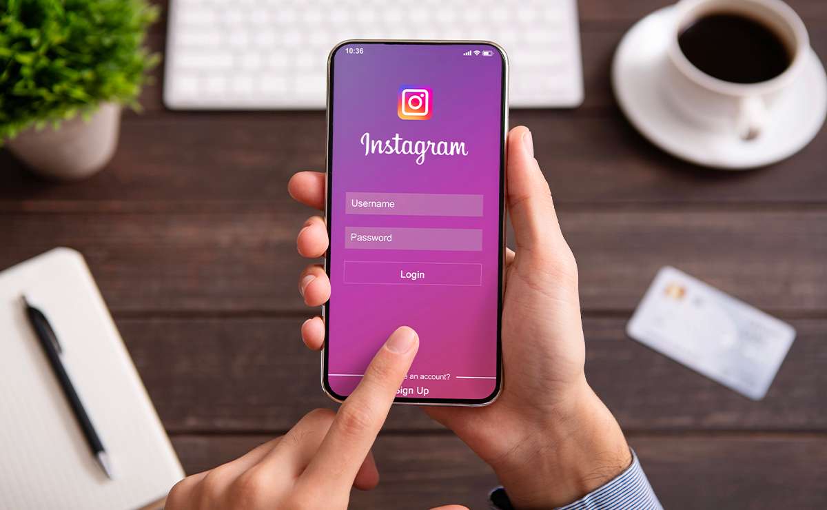 Schermata di accesso Instagram su smartphone tenuto in mano